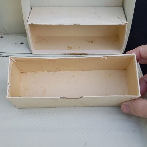 Vintage Barbie Ponytail Vinyl Covered Storage Case with Handle (1962) - Picture 7 of 10